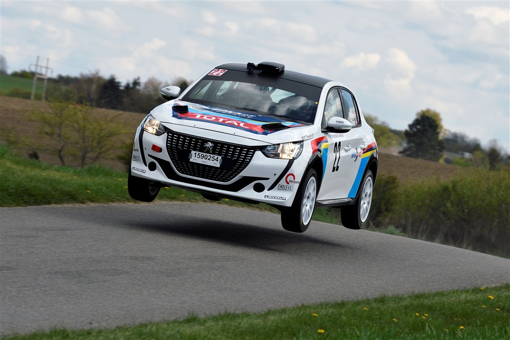 Der skal hænges godt i for at følge med i den hurtige RC4 klasse.
(Foto: Flemming Jensen)